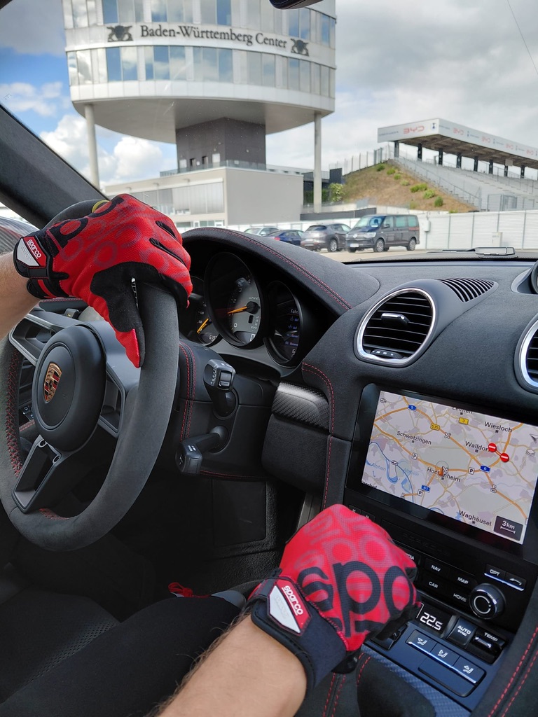 Cockpit-Perspektive mit Sparco Handschuhen