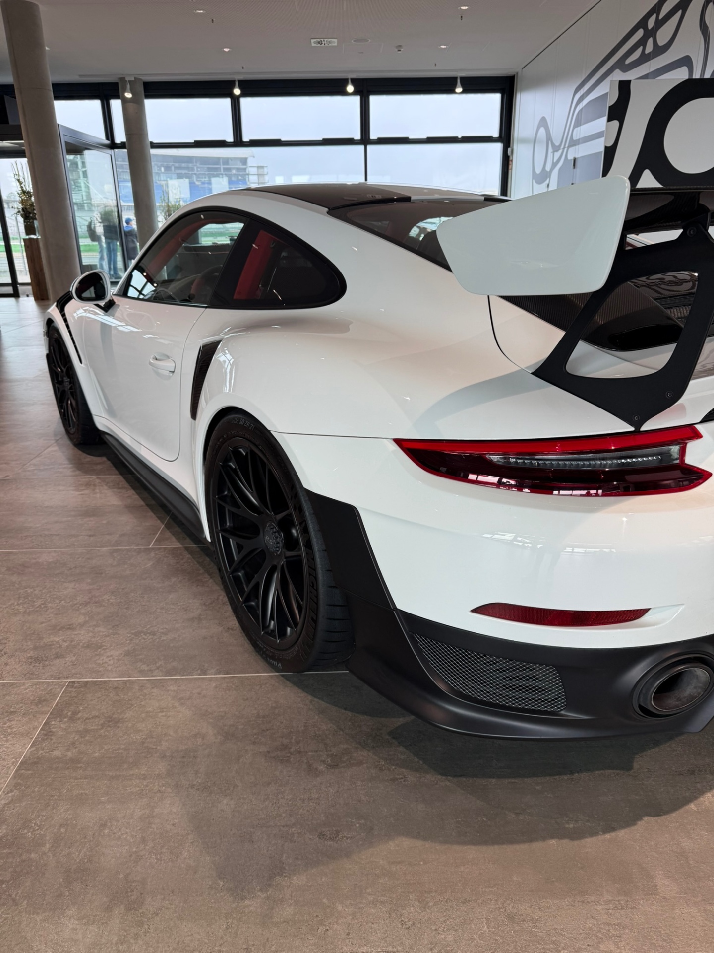 Porsche 911 GT2 RS im Showroom